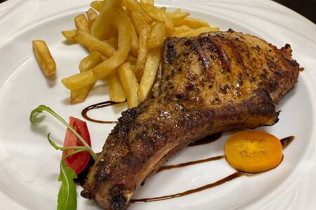 Свиная корейка на ребре, начиненная грибным жюльеном