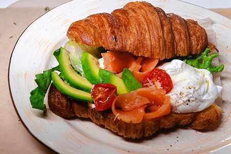 Круассан с лососем, яйцом пашот и авокадо