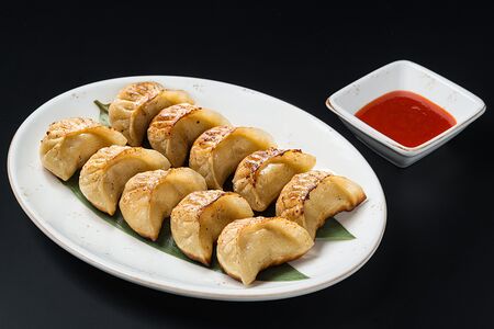 Жареные пельмени с креветками