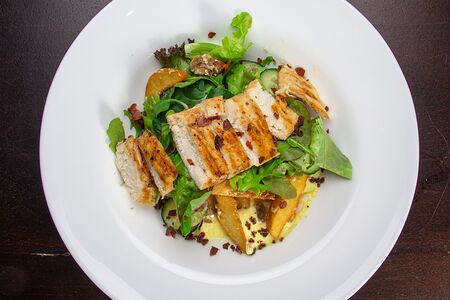 Салат с цыпленком и хрустящим беконом