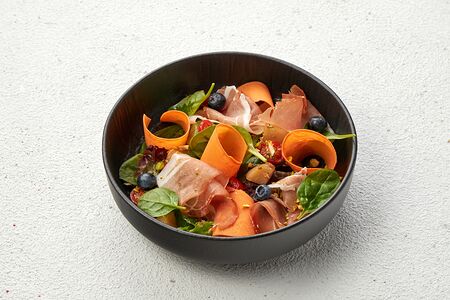 Салат с пармской ветчиной и маринованным бататом