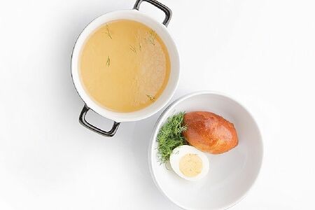 Куриный бульон с яйцом и пирожком