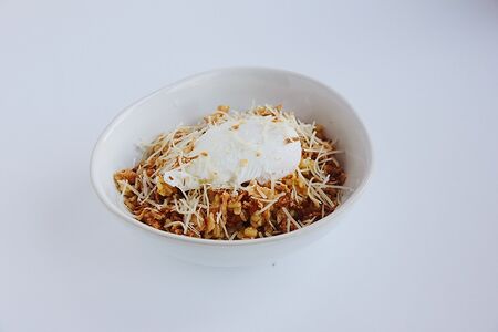 Булгур с беконом, пармезаном и яйцом пашот