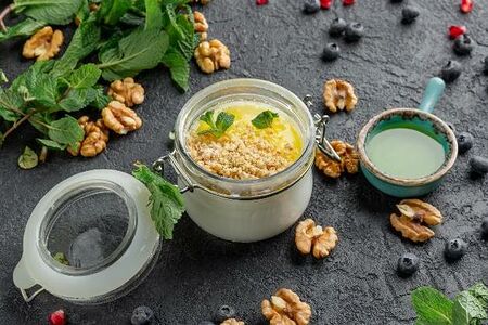 Мацони с медом и грецким орехом