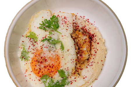 Хумус с болоньезе и глазуньей и пармезаном