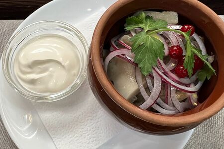 Грузди соленые с деревенской сметаной и душистым луком