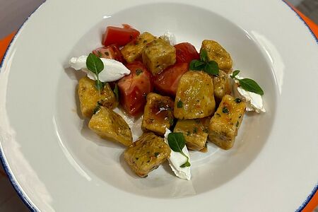 Салат с хрустящими баклажанами и творожным сыром