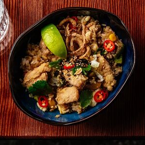 Жареный рис с цыпленком карааге
