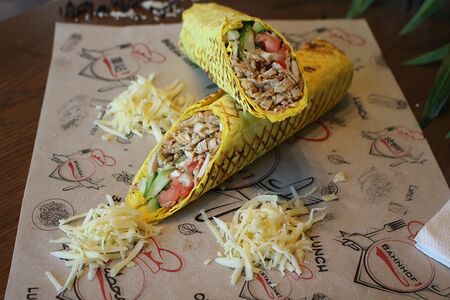 Шаверма в сырном лаваше