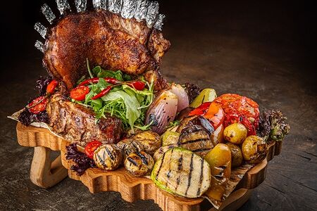 Корона из баранины с овощами на гриле