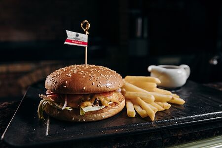 Фирменный бургер с картофелем фри