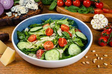 Большой зеленый салат с овощами