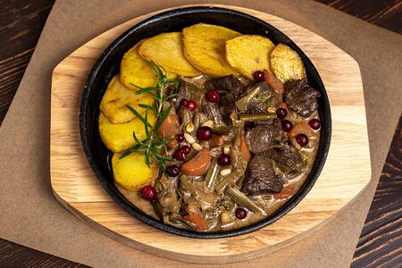 Жаркое из оленины с белыми грибами и папоротником