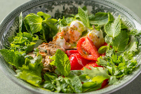 Салат бабагануш со страчателлой и томатами