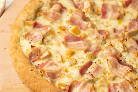 Пицца Курица с беконом на белом соусе