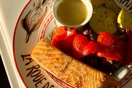 Обожженная форель с овощами и соусом белое вино