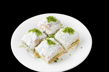 Молочная пахлава с фисташками