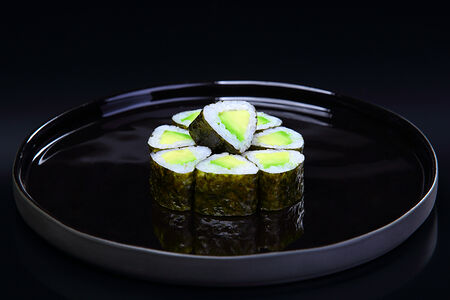 Ролл с авокадо