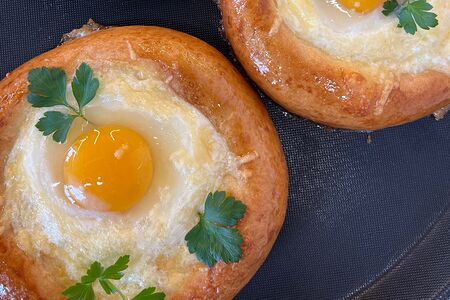 Хачапури с яйцом и сыром