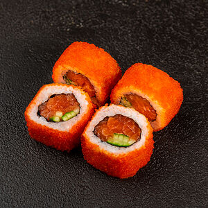 Половинка ролла Калифорния с лососем