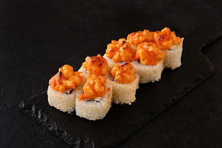 Запеченный ролл с копченым угрем и соусом спайси