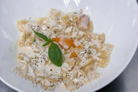 Фарфалле с семгой