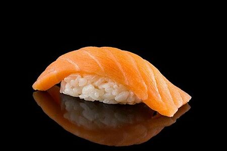 Суши с лососем