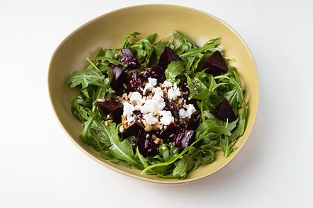 Салат с печеной свеклой и сыром фета