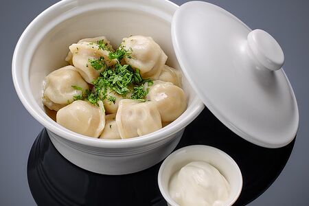 Пельмени с зеленью и сметаной