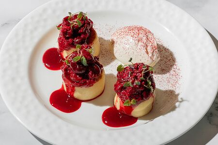 Воздушные сырники с красными ягодами и сметаной