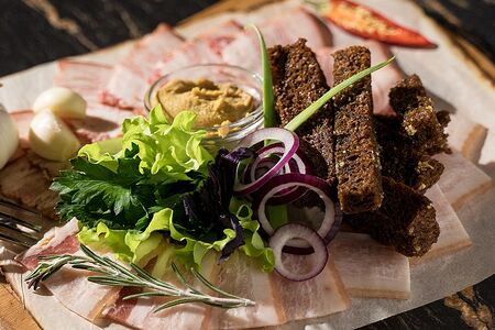 Сало с гренками