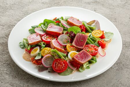 Нисуаз с кремом тоннато и печеным перцем рамиро