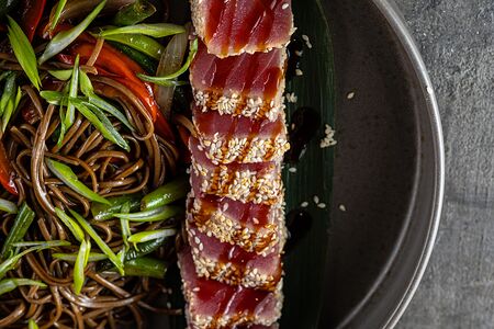 Стейк из тунца с гречневой собой и овощами