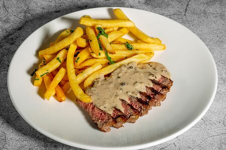 Стриплойн с картофелем фри