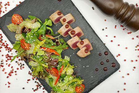 С тунцом и апельсиновым дрессингом