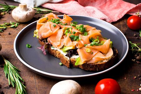 Брускетта с лососем и крем-чизом