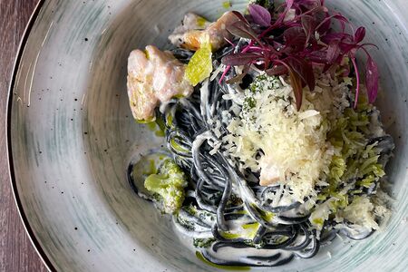 Pasta Nero с форелью и брокколи