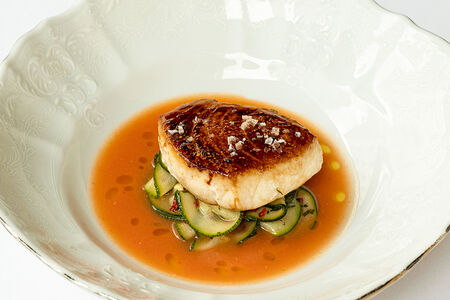 Эсколар с цукини и соусом бер-блан из томатов