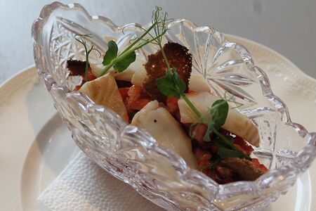 Винегрет с палтусом холодного копчения и соусом из тунца