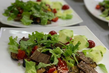 Салат с говяжьей вырезкой и баклажанами