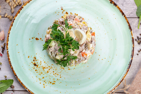 Салат Оливье с говядиной