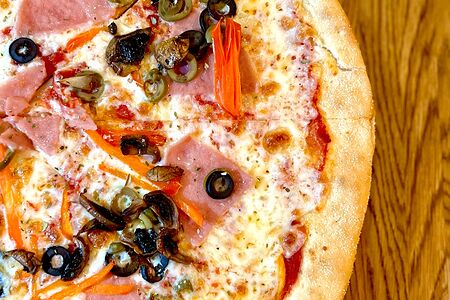 Пицца с грибами и ветчиной