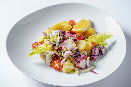Теплый салат с осьминогом и молодым картофелем