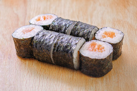 Маки с лососем