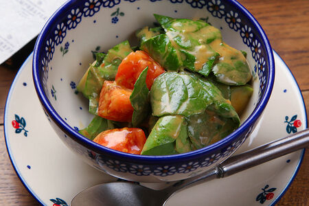 Салат с авокадо, шпинатом