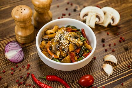 Вок с курицей и белыми грибами