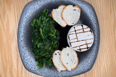 Камамбер на гриле со шпинатом