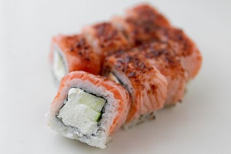 Ролл Филадельфия с яблоком в карамели