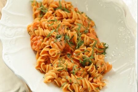 Паста с соусом из печёных перцев и креветками