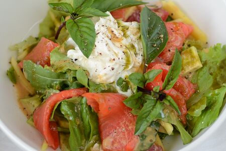 Салат с семгой и страчателлой